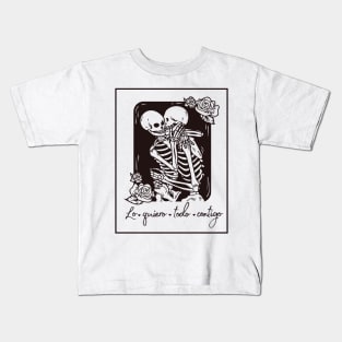 Skeletons in love with phrase in Spanish: I want everything with you. Love until the death! Kids T-Shirt